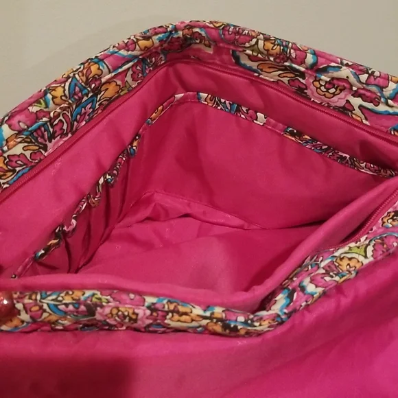 ✨HOST PICK✨ VERA BRADLEY” PINK FLORAL MESSENGER BAG WITH ADJUSTABLE STRAP. - Picture 7 of 10